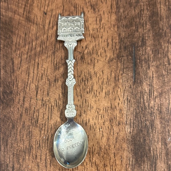 Blue Delft 1985 Ellis Island 
Door To Freedom
Intricately Designed Silver Spoon - Picture 1 of 8